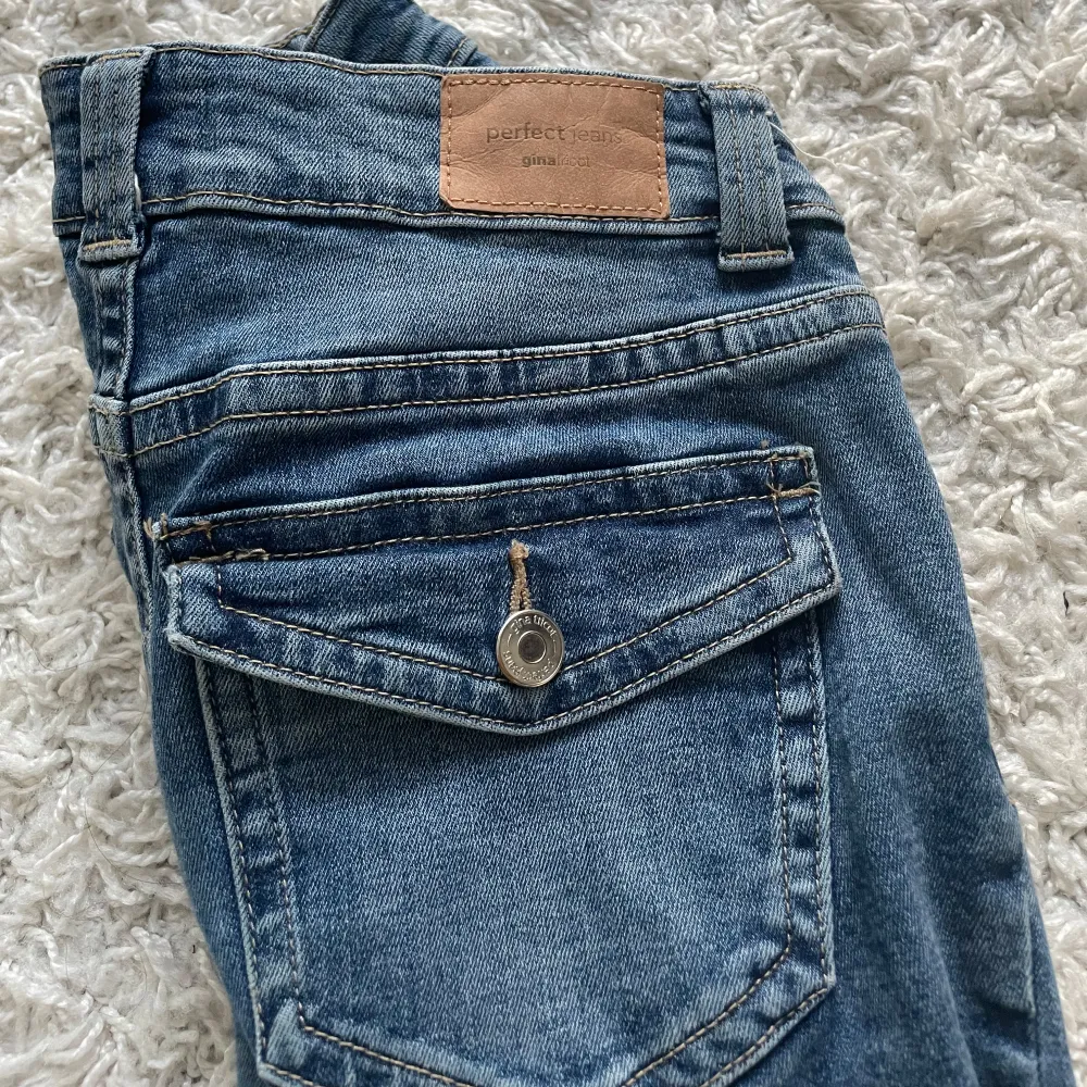 Säljer nu dessa ursnygga låga bootcut jeansen från Gina tricot då jag inte använder dom längre. 💓   Storlek 34 men skulle säga att dom är L31.  Inga defekter  Priset kan diskuteras och det är bara kontakta om frågor eller fler bilder! . Jeans & Byxor.