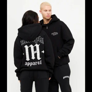 Multiply apparel hoodie - Säljer denna skit snygga multiply apparel hoodien, helt slutsåld!!💓 Använd fåtal gånger/ nyskick, nypris: 1500kr Pris kan diskuteras! Skriv för fler bilder!