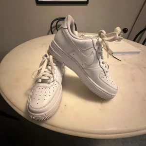 Nike Air Force 1 - Hej!  Säljer ett par vita Nike Air Force i stl.36 Endast använda en gång ! Absoluta nyskick! Säljes pga fel storlek.