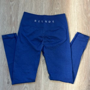 Prime scrunch tights - cobalt  - Jättefina seamless tights med scrunch. Använda två gånger så i nyskick! Nypris 699kr 💙💙 