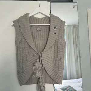 Grå kofta - Superfin ljusgråaktig kofta med knyte och snygga silverdetaljer. 