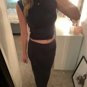 Sett från Gina Tricot - Säljer delarna tillsammans för 200, nypris för båda är 460! Använts fåtal tillfällen och därav i väldigt bra skick