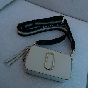 Marc jacobs väska - Fin väsk från marc jacobs. Skicket är som ny. Köpt från johnells för 4599kr. 