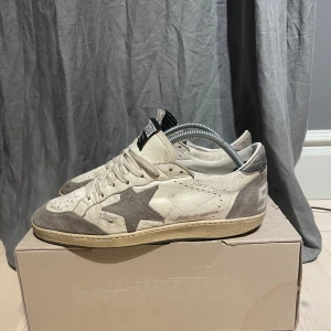 Golden goose ballstar - Säljer mina ballstar i helt okej skick, dom är i storlek 42 men passar både större o mindre. Allt og hör av dig vid minsta fråga elr fundering// Victor