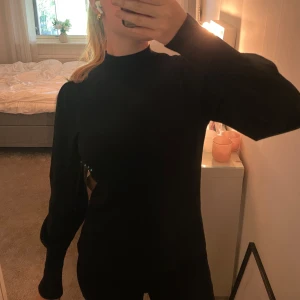 Svart tröja - Från Kappahl i strl 36/S💓 lite nopprig på vissa ställen (som lätt går bort) men annars väldigt bra skick!