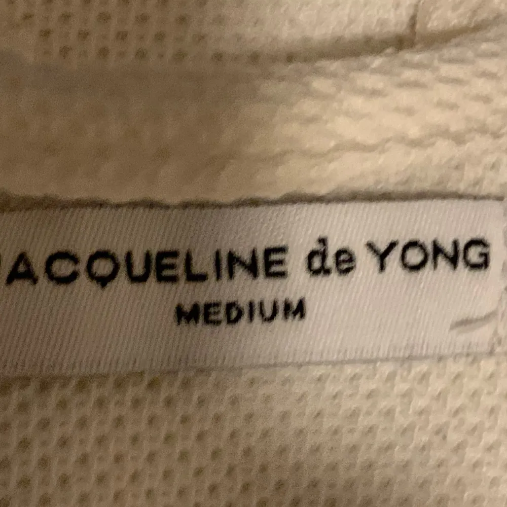 Mycket bra skick dam kappa från Jaqueline de Yong i storlek M. Takit.