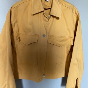 Senapsgul jeansjacka - Lite lösare modell, som en vanlig jeansjacka