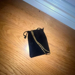 Guldpläterade halsband - Tjena! Har just nu 3 stycken halsband inne! Det är 3 st cordell halsband som är guldpläterade.  Halsbanden är från ett företag jag gör samarbete med som heter ”TJ luxery”  Kan mötas i Örnsköldsvik eller skicka hela Sverige!   119kr st eller 300kr för