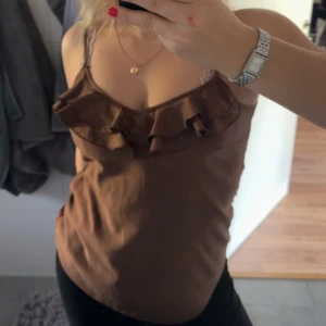 Brunt linne med volangdetalj - Så fint linne 🙌🏻