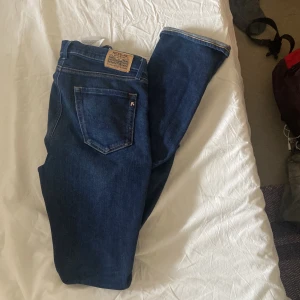 Replay jeans  - Skick 8,5 /10 har haft dem i typ 1,5 månad nypris 1700säljer för dem har blivit för små   ,  åt slim fit hållet , Det är bara att höra av er vid frågor eller fler bilder .  Kan gå ner i pris vid snabb affär . Passar dig som är typ 158till 166