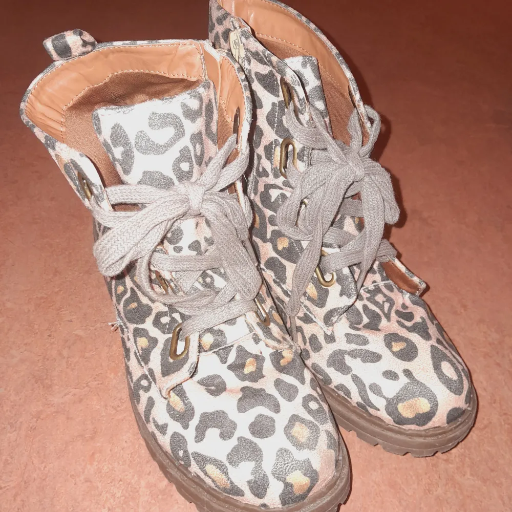Ett par boots i leopardmönster, snygga och bekväma. Dragkedja på sidan. Storlek 39 och sitter som en stor 39. Inte fodrade men funkar bra som höst/vinterkängor. Köpta från Bonprix. Fint skick!. Kengät.