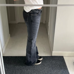 lågmidjade jeans - Jättesnygga bootcutjeans! innerbenslängd: ca 84 midjemått: ca 39