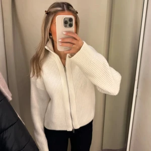 Stickad zip tröja  - Säljer denna fina stickade tröjan med dragkedja från bikbok, endast använd ett fåtal gånger 🤎 nypris 499