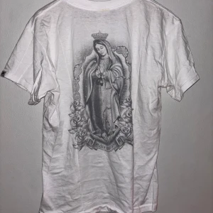 Tshirt med tryck  - As snygg T-shirt ifrån rock revolution