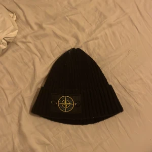 Stone island mössa - En riktig snygg svart stone island mössa. (Äkta)