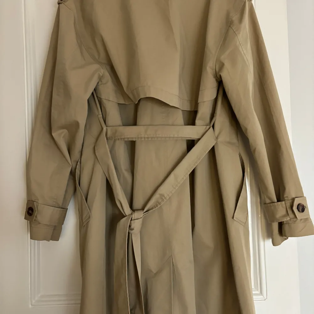 Säljer denna fina trenchcoat från Twist and Tango då den inte kommer till användning. Den är inköpt förra året och har bara används ett fåtal gånger därav inga fläckar eller annat. . Takit.