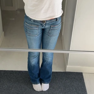 lågmidjade jeans -  Jättesnygga bootcutjeans! mer bootcut på någon som är kortare än mig! innerbenslängd: ca 78 midjemått: ca 37 som max 39,5