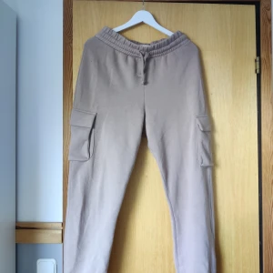 Mjukisbyxor - Mjukisbyxor/cargobyxor 🤍 Bara använda fåtal gånger så mycket bra skick! Väldigt mjuka inuti, inte alls urtvättade! Storlek S/M beroende på passform 🥰