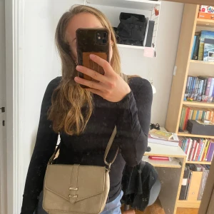 Axelbandsväska guld 💛 -  vintage axelbandsväska 💛 priset går att diskutera🫶