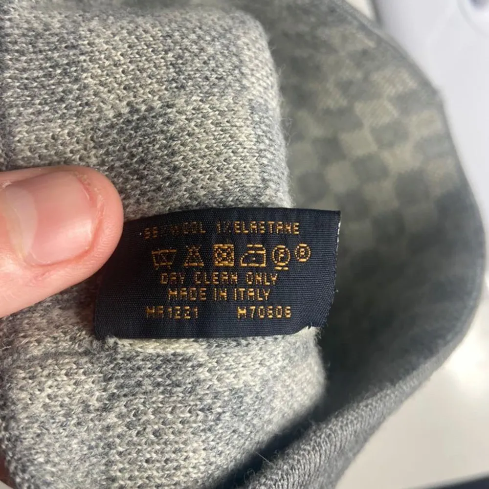 Hej säljer nu min gråa lv mössa som jag tröttnat på. Byter denna mot en svart eller beige Gucci keps som är äkta då mössan är äkta. Hör gärna av er . Asusteet.