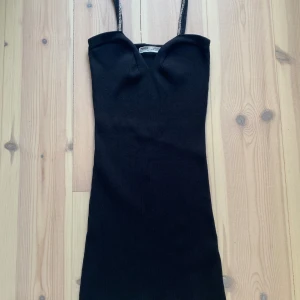 Partyklänning Pull&Bear  - Fin mini partyklänning med diskreta strass. Använd en gång så i princip ny. Storlek M