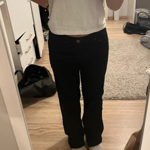 Svarta jeans - Svarta straight leg jeans från Pull & Bear. Midwaist och storlek 38 men passar mig som har både 36 samt 38 i jeans. Endast använda några få gånger. 🤍