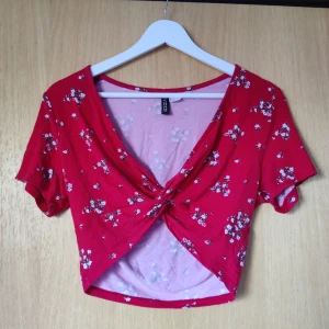 Topp - Supersöt topp med knytning, storlek S/M
