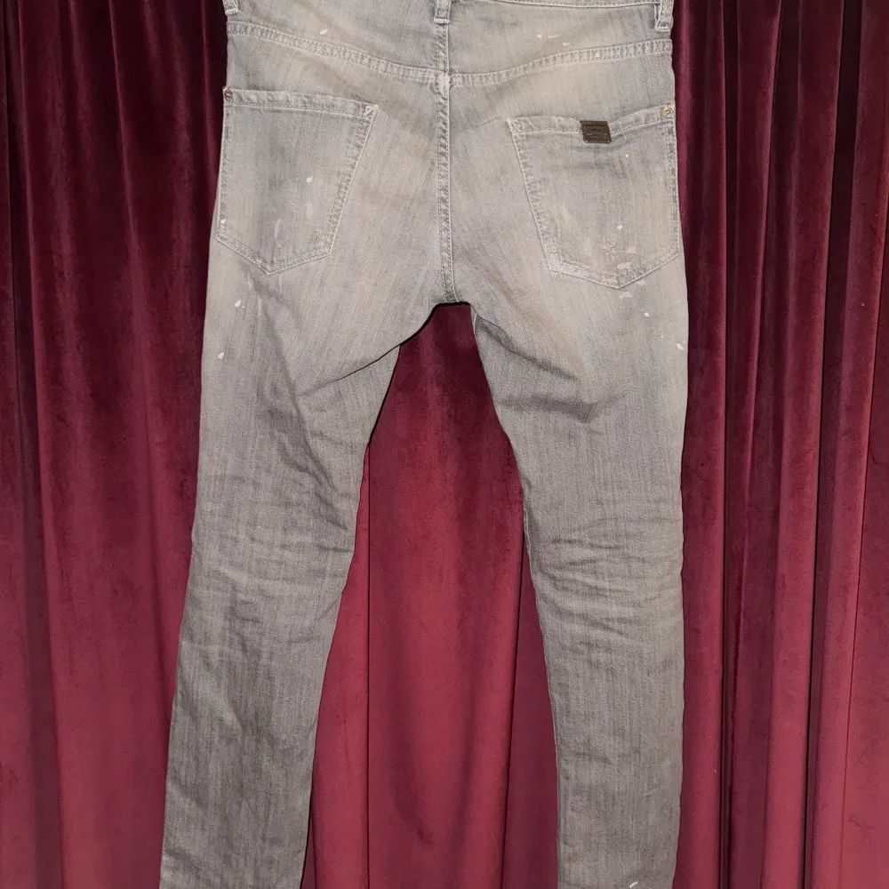 Hej säljer ett par riktigt feta gråa dsquared jeans köpta från Vestiaire Collective kvittot ingår, om ni är ute för ett par riktigt feta slim fit jeans har du hittat rätt. Modellen är 188 CM och väger 65 KG , för mer frågor hör av er i dm, skick 10. Farkut & Housut.