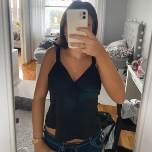 Sötis top från h&m med knytten i ryggen - I ny skick och super söt 