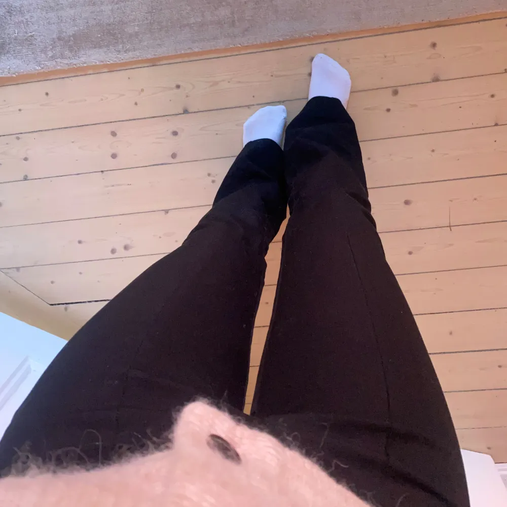 Ett par högmidjade kostymbyxor från Wera i storlek 34. Använda fåtal gånger, inga defekter. Bootcut. Köparen står för frakten, inga returer. ☺️. Jeans & Byxor.