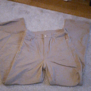 Bruna jeans - Bruna jeans från H&M. Aldrig använda. Stretchiga.
