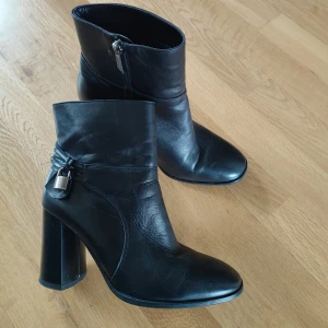 Bots av skinn - Mycket fina skor 