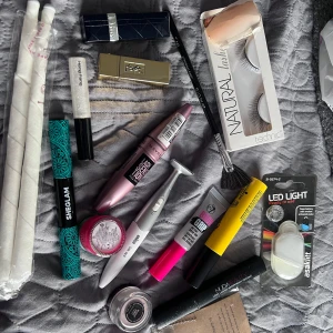 Smink set makeup set - Blandat set med smink- och skönhetsprodukter, perfekt för en varierad samling! Bl.a. lösögonfransar, mascara, läppstift från YSL och Dior, en Sigma borste, Huda beauty mascara primer och fler skönhetsartiklar som glitter. Använt skick! 