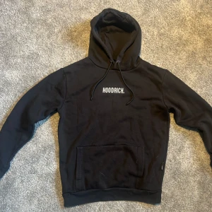 Hoodrich Hoodie - Säljer en snygg Hoodrich hoddie i färgen svart | Skick 9/10 | Stolek: S | Säljer den för ett riktigt bra pris!