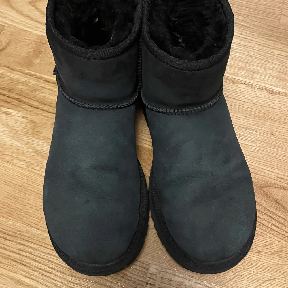 Superfina uggs i super bra skick då de bara är använda en vinter och inte har någon vatten skada eller annan defekt💗bara att de är lite creasade där framme men inget som märks. Pris kan diskuteras💕. Skor.