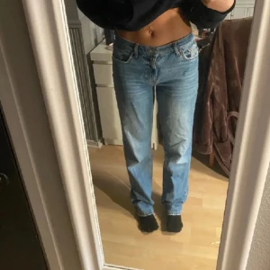 Gina tricot jeans  - Lågmidjade jeans från Gina tricot i storlek 38. Älskar dessa men dem har tyvärr blivit för stora på mig nu😞nypris 700