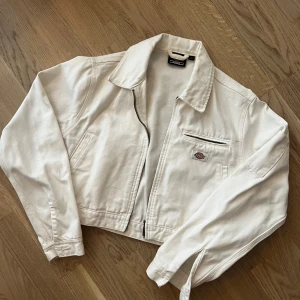 Croppad Dickies jacka - Croppad denimjacka från Dickies! Säljes då den ej kommer till användning (endast använd 1 gång)🥰