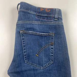 Dondup Jeans - Tja! Säljer ett par dondups i modellen ”Sammie” de är 9/10 skick, dvs använts sparsamt. Storlek 31! Nypris ligger runt 3000 och mitt pris är 699 !  😁.  Äkthets bevis finns! Hör av dig vid frågor och funderingar!