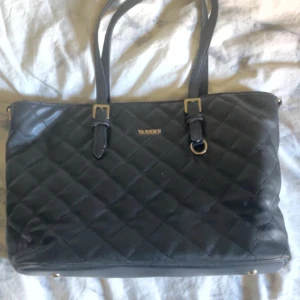 Vabene väska  - Säljer denna jättefina väska ifrån Vabene. Hör av er vid frågor!💕