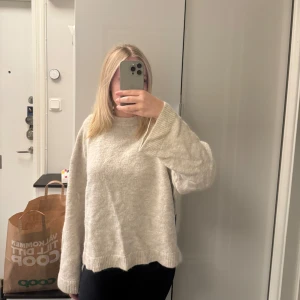Stickad tröja från Gina tricot  - Säljer en fin vit/beige stickad tröja från Gina som inte används längre!