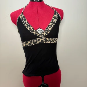 Leopard linne - Ett gulligt svart linne med leoparddetaljer! kupa: b-c