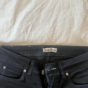 Jeans - Acne jeans i bra skick. Storlek 28/32 Midjemåttet:37cm Innerbenslängden:78cm