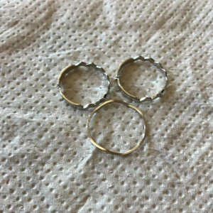 Små ringar - Små metall ringar silver färg strl ca 15 