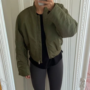 Grön puffjacka  - Grön jacka från Gina  Använd kanske 2 gånger  