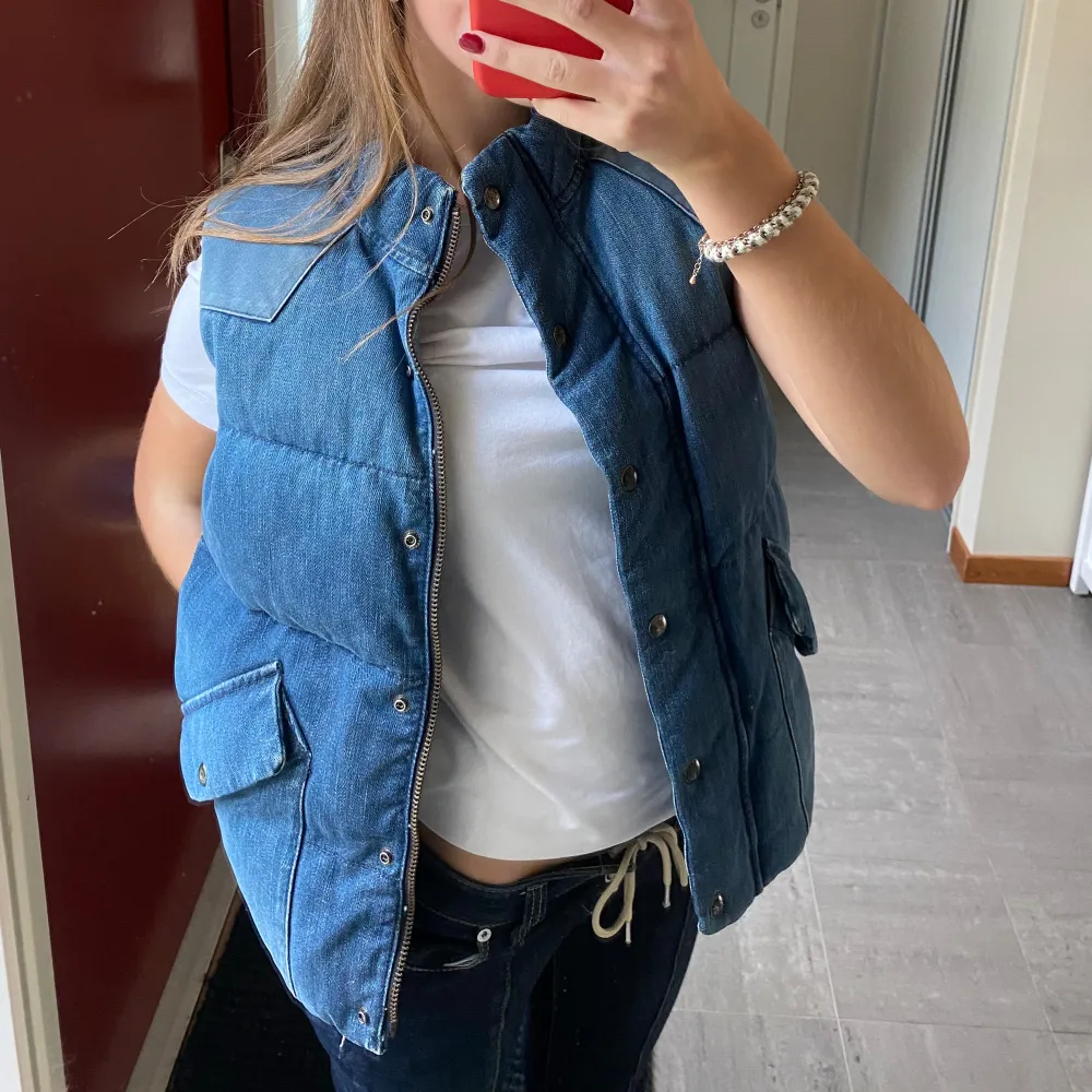 Jätte cool jeans väst som tyvärr aldeig kommit till användning🤩🤩. Jackor.