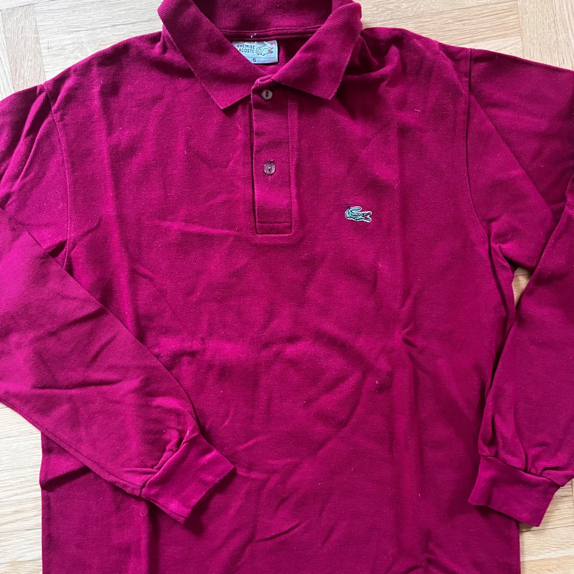 Vinröd pikétröja från Lacoste