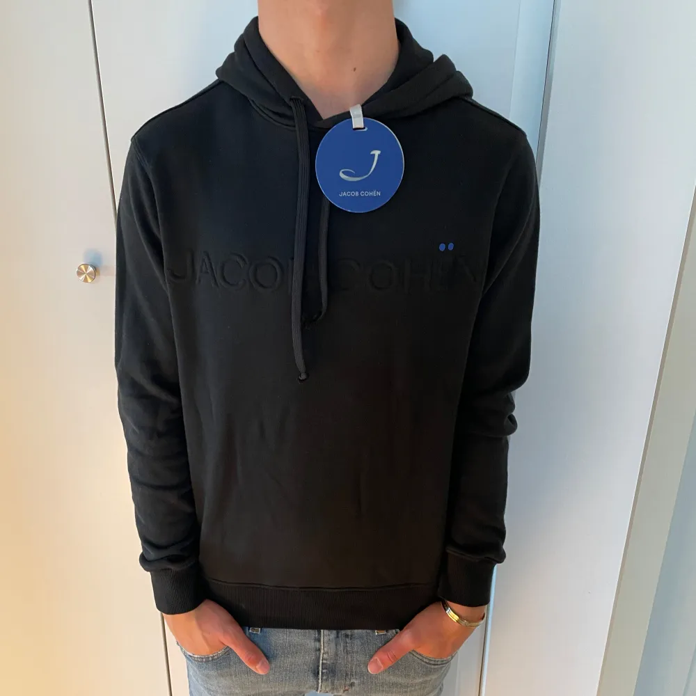 Hej! Vi säljer nu en SPLITTER ny Jacob Cohen hoodie | Skick: 10/10 (ny) Retail: ca 4000kr Strl: S | För ytterligare frågor är det bara att skriva 💣. Hoodies.