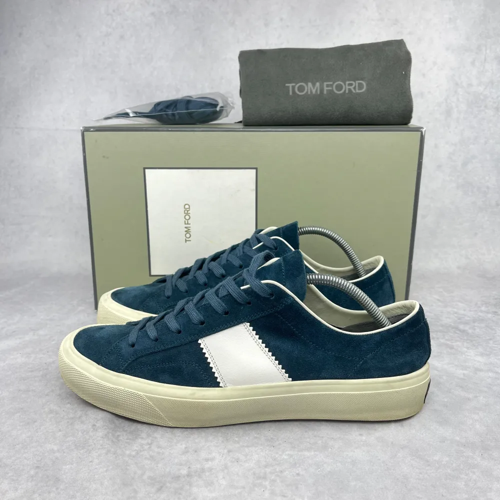 Tom Ford cambridge sneaker  –  Skick: 9,5/10 använda 2 gånger  –  Tillbehör: Box, dustbags & extrasnören  –  Nypris: 9600 kr  Denna modell är stor i storlek och vi rekommenderar att gå ner en storlek. Skor.