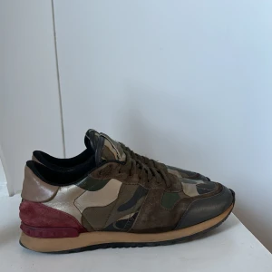 Valentino rockrunners  - Ett par Svinfeta Valentino Garavani Rockrunner nu perfekta till höst/vintern i st 41,5 men sitter som st 40 för endast 2450kr! Priset kan diskuteras.   Nypris 8500kr 
