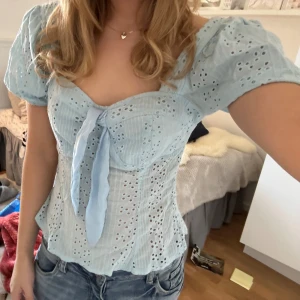 Ljusblå blus - Blå blus från pretty little thing köpt här på plick💗🫐